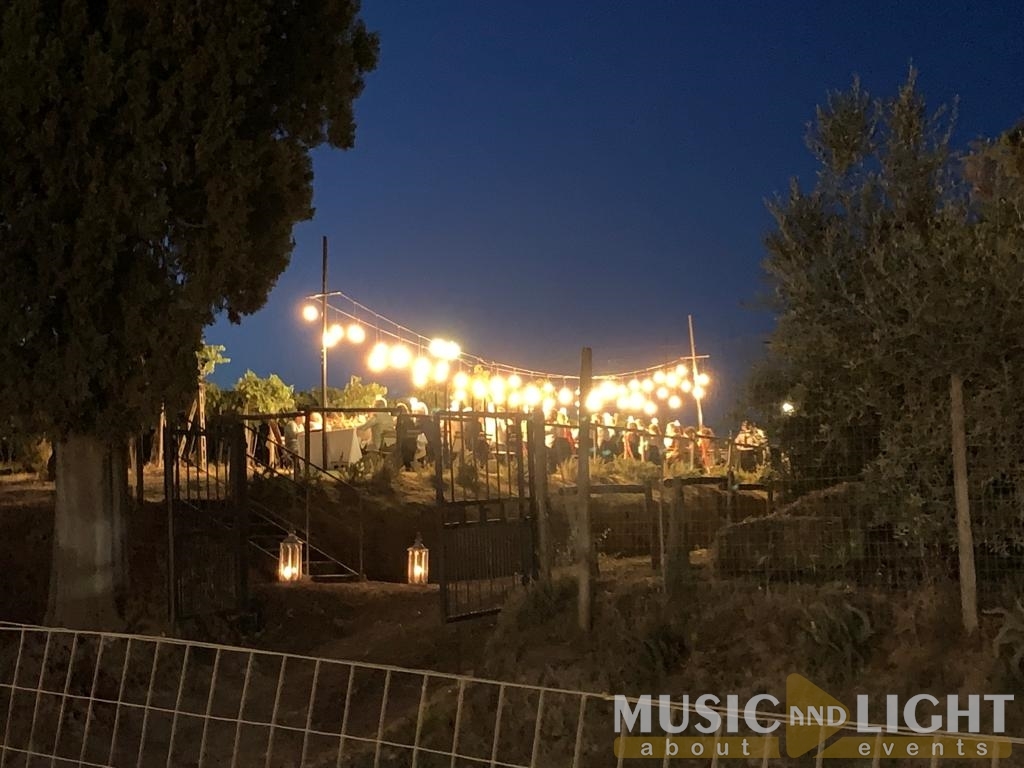 Tavolo imperiale con lampade pendenti - Azienda Agricola Arrigoni San Gimignano