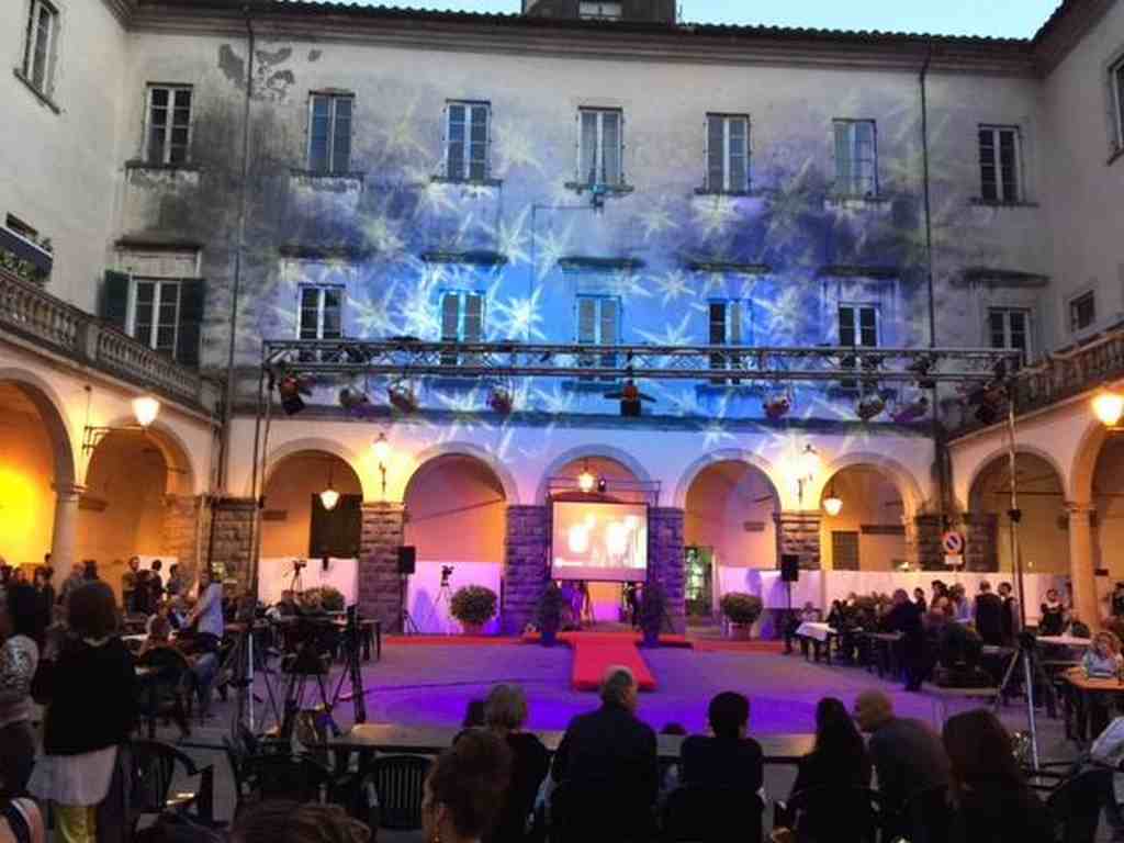 SFILATA DI MODA PESCIA PIAZZA DEL GRANO - SCENOGRAFIA FASHION